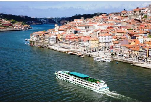 El MS Fernao de Magalhaes navegando frente a Porto(Portugal)